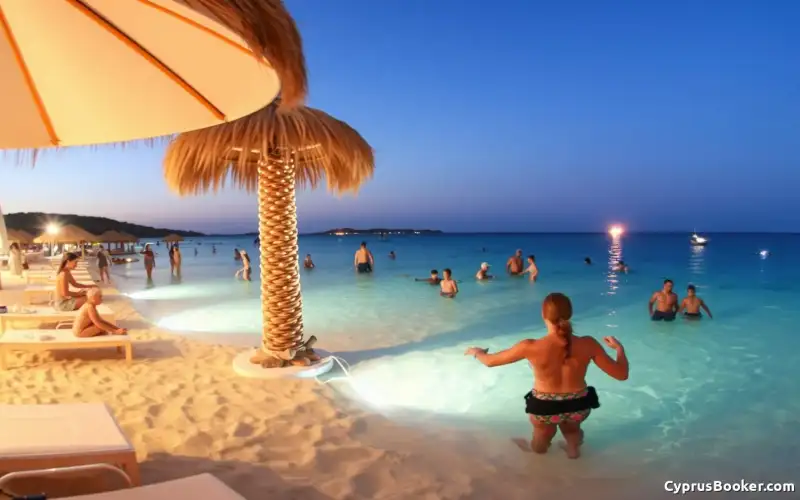 Erleben Sie Ayia Napa mit der Familie: 7 Tage Strand, Nachtleben und Komfort in einem Resort!