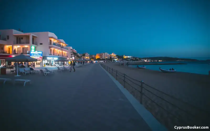 Ayia Napa erstrahlt im April 2026 mit pulsierendem Nachtleben und feinstem Sand am Strand