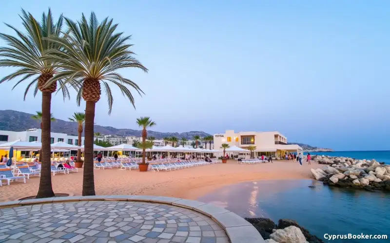 Erleben Sie Ayia Napa: Traumstrände, pulsierendes Nachtleben und familienfreundliche Hotels für unvergessliche Urlaubserle...