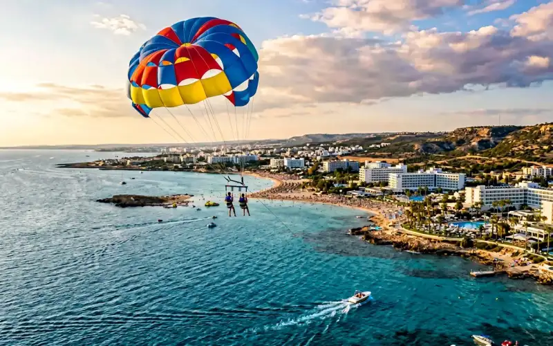Actionreiche Wassersportfreude: Parasailing über Ayia Napa, ein Highlight für Strand- und Nachtlebenfans