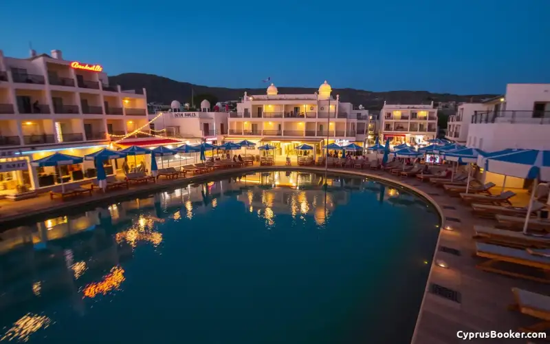 Ayia Napa erstrahlt nachts im pulsierenden Clubbing-Flair am Strand – ein Urlaubserlebnis für 2026