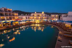 Ayia Napa erstrahlt nachts im pulsierenden Clubbing-Flair am Strand – ein Urlaubserlebnis für 2026