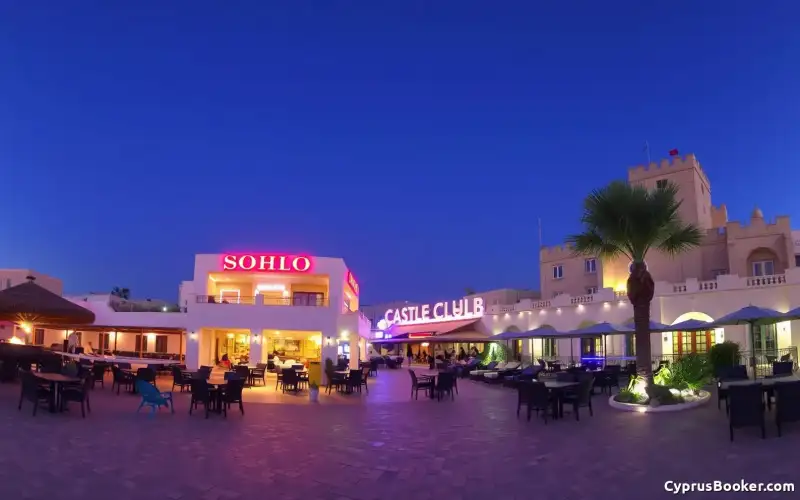 Ayia Napa verbindet pulsierendes Nachtleben mit entspannten Familienhotels – hier ein Blick auf Soho und Castle Club