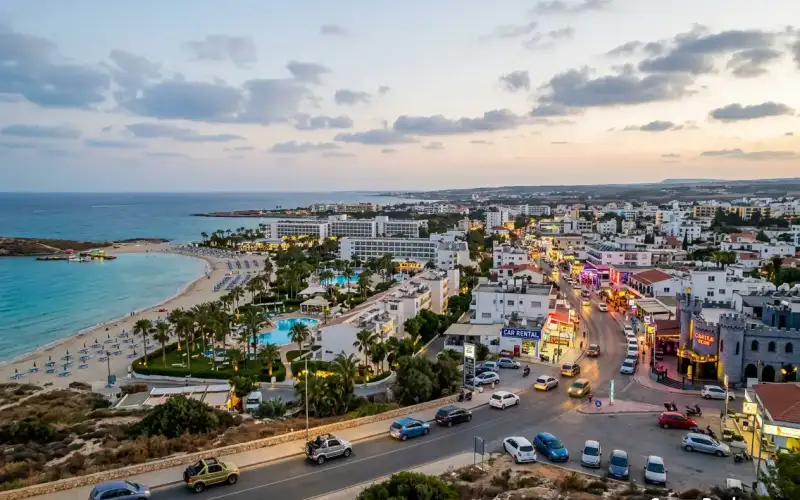 Erleben Sie Ayia Napa 2026: Entdecken Sie das pulsierende Nachtleben und die Strände mit einem Mietwagen
