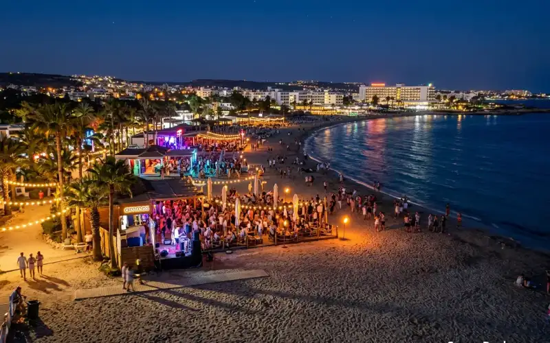 Entspanntes Flair: Ayia Napa's lebhafte Strandbars laden zum Verweilen ein und bieten Meerblick