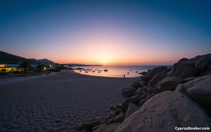 Leuchtende Nacht in Ayia Napa: Der Cape Greco Nationalpark bietet einen tollen Blick auf das pulsierende Nachtleben