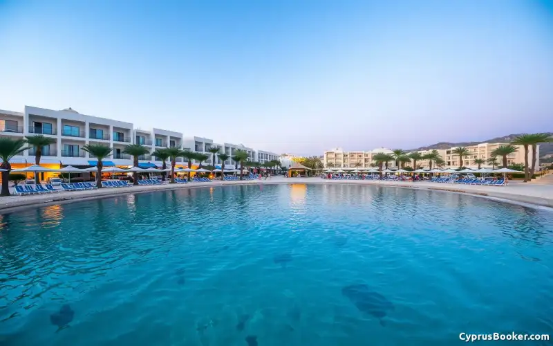 Entdecken Sie Ayia Napa 2026: sonnige Strände, pulsierendes Nachtleben und familienfreundliche Hotels im Reiseführer