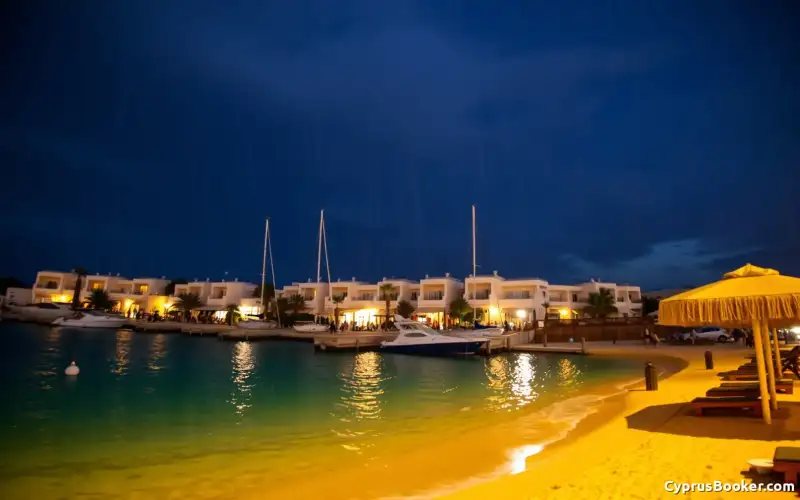 Ayia Napa Resort erstrahlt nachts im Glanz: Strand, Nachtleben und Familienhotels vereinen sich zu einem einzigartigen Url...