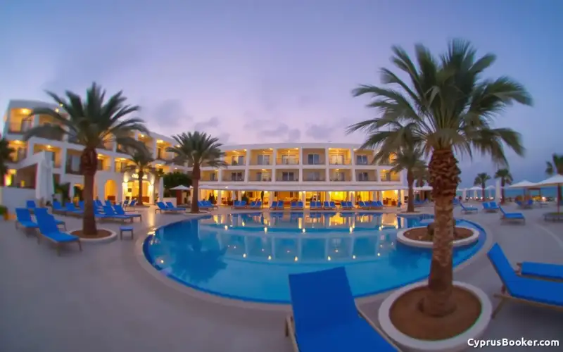 Ayia Napa Resort erstrahlt nachts im Lichterglanz – erleben Sie Strand, Nachtleben und Familienurlaub in vollen Zügen