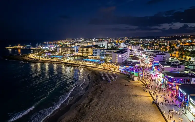 Ayia Napa erstrahlt nachts im Scheinwerferlicht – ein Paradies für Partygänger und Sonnenanbeter