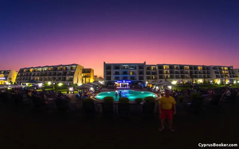 Ayia Napa bei Nacht: pulsierendes Nachtleben trifft auf familienfreundliche Hotels am Strand