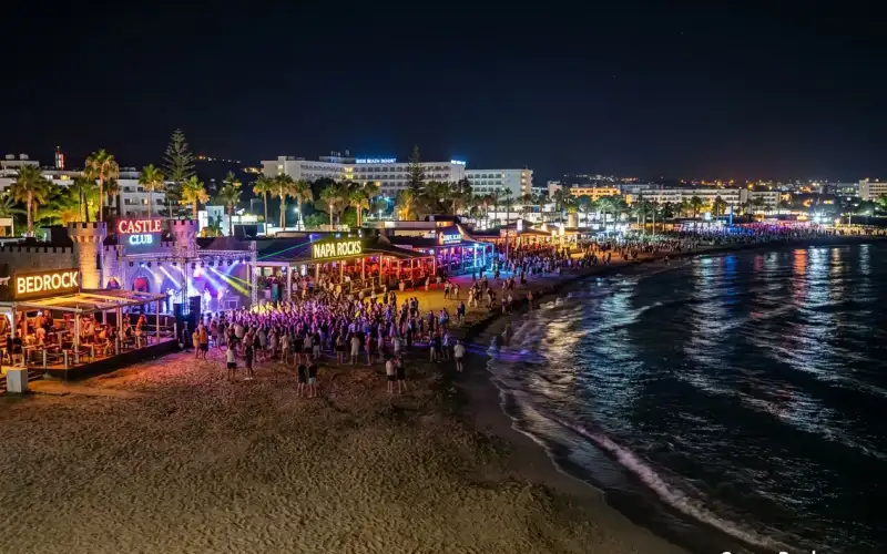 Ayia Napa bei Nacht: pulsierendes Nachtleben am Strand lockt mit Partys und Urlaubsfeeling