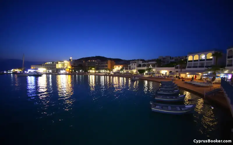 Ayia Napa Resort erstrahlt nachts im Glanz – ein Paradies für Expats mit Langzeitvermietung und pulsierendem Nachtleben