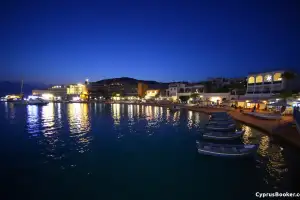 Ayia Napa Resort erstrahlt nachts im Glanz – ein Paradies für Expats mit Langzeitvermietung und pulsierendem Nachtleben
