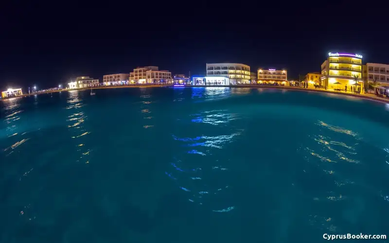 Ayia Napa's Strand pulsiert nachts mit dem futuristischen Flair von WaterWorld und Parko Paliatso