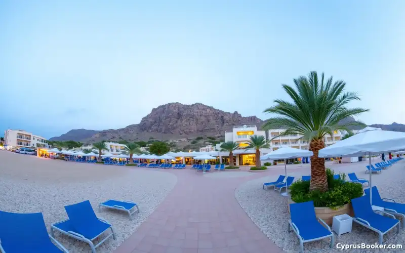 Ayia Napa lockt Paare mit traumhaften Stränden, lebhaftem Nachtleben und komfortablen Familienhotels
