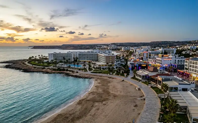 Ayia Napa bei Nacht: pulsierendes Nachtleben und sonnige Strände machen Zypern ideal für Unternehmensgründungen