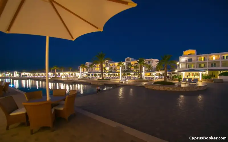 Ayia Napa am Abend: pulsierendes Nachtleben und Strände locken mit dem Zypern-Urlaubserlebnis