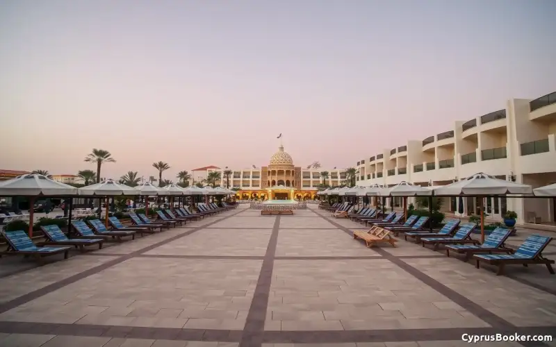 Ayia Napa Resort erstrahlt nachts im Lichterglanz – ein Paradies für Nachtschwärmer und Sonnenanbeter